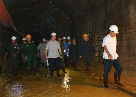 Deputy PM Hoang Trung Hai directs rescue activities at Lam Dong tunnel collapse - ảnh 1